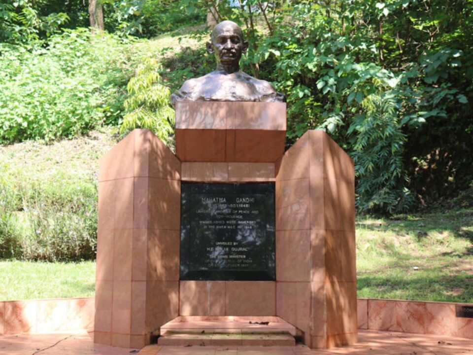 Visit Mahatma Ghandhi Monument in Jinja